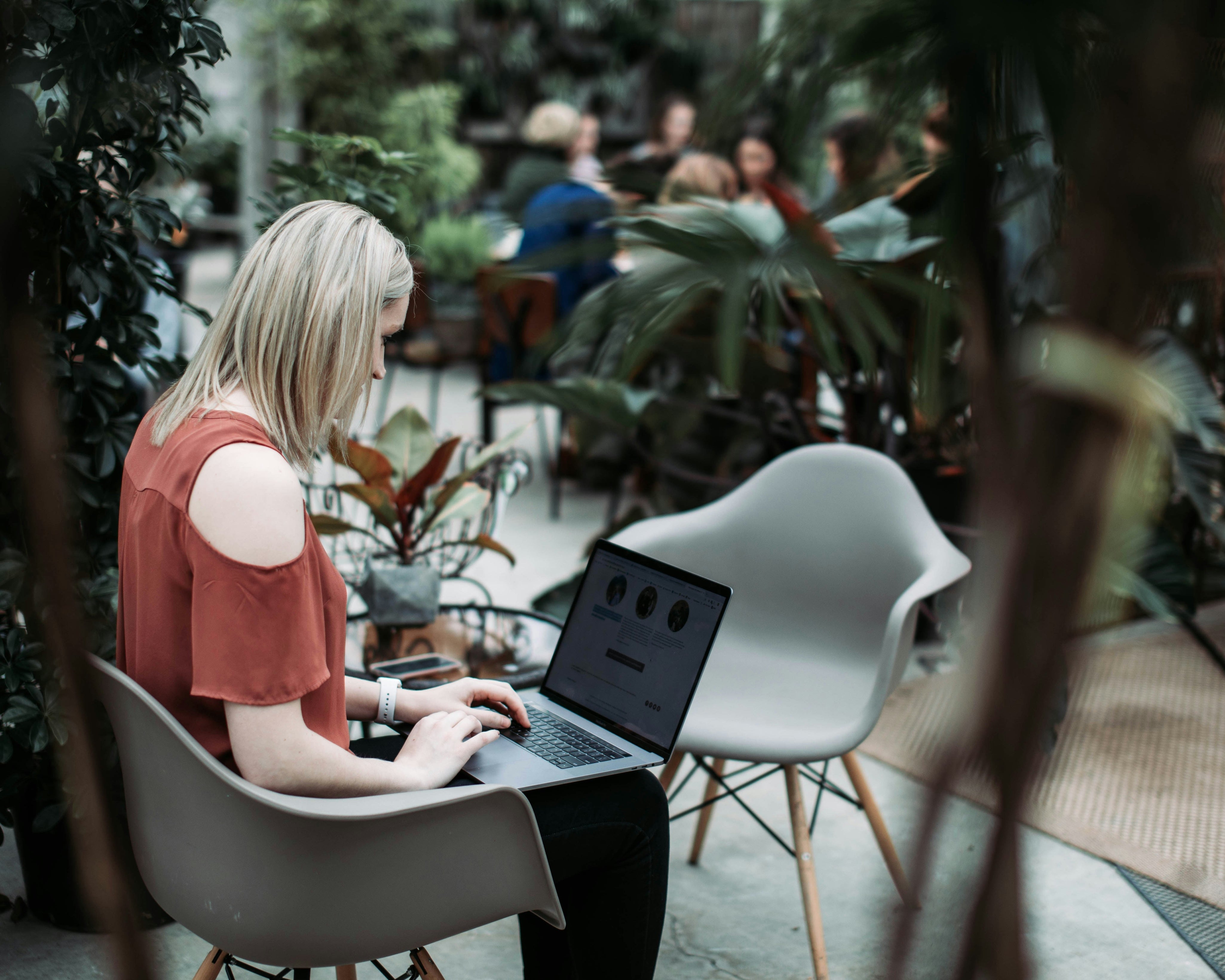 The Café Conundrum: Romance vs. Reality for the Modern Nomad
